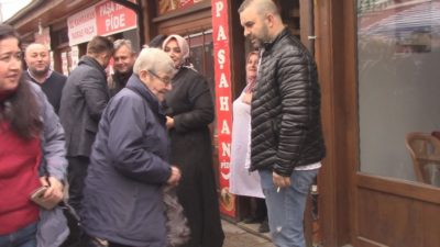 Karatay, ‘Bol bol kelle paça yiyin’ dedi, sigara içen vatandaşı ise böyle uyardı