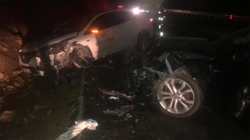 Bursa'da meydana gelen kazada iki araç kafa kafa çarpıştı 5