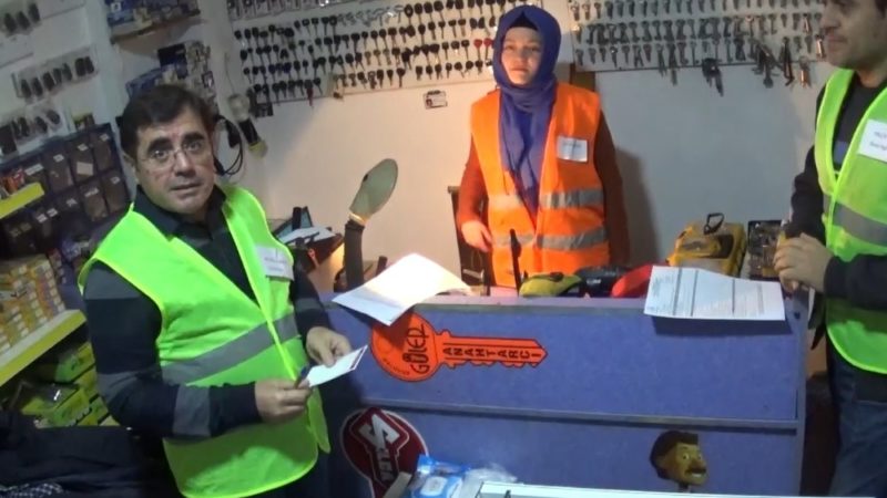 Bursa’da kilitli kapıları açtı, belgeli kadın çilingir oldu Bursalı kadın çilingir erkeklere taş çıkartıyor.