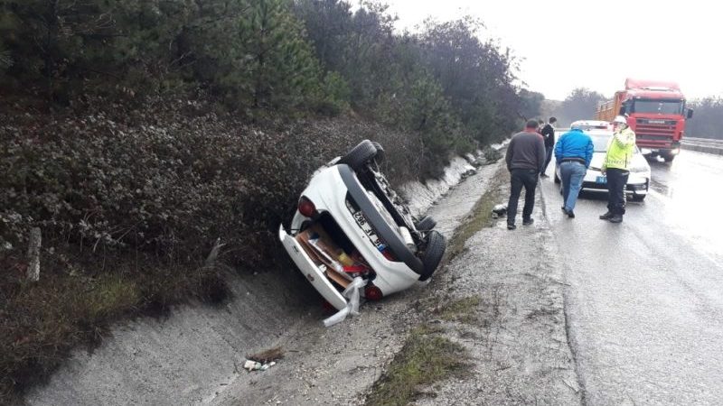 Kontrolden çıkan otomobil su kanalına düştü Bursa-Ankara yolunda kontrolden çıkan otomobil takla atarak su kanalına düştü.