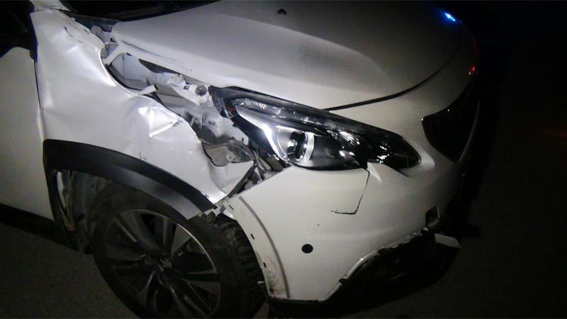 Trafik ışıklarında canından oluyordu Bursa'da trafik ışıklarında 20 yaşındaki kadına otomobil çarptı. Bölgede aydınlatma