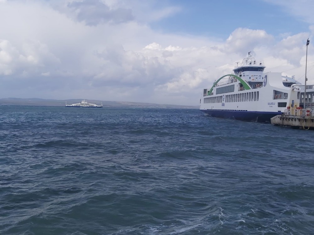 Gökçeada’da bazı feribot seferlerine fırtına engeli