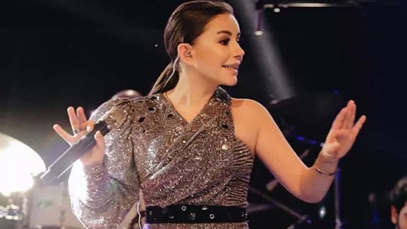 Ünlü şarkıcı Merve Özbey, önümüzdeki günlerde Kenan Koçak ile evlenecek.