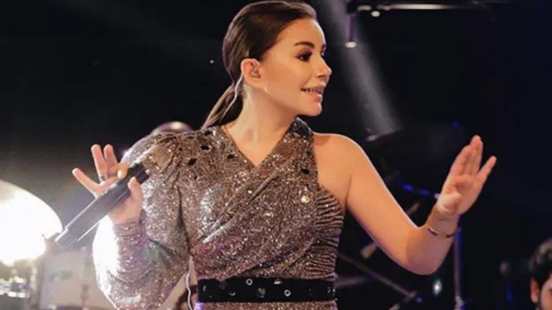 Merve Özbey kına gecesi düzenledi