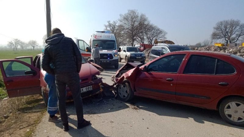 Bursa’nın Mustafakemalpaşa ilçesinde kafa kafaya çarpışan otomobillerdeki 3 kişi yaralandı.