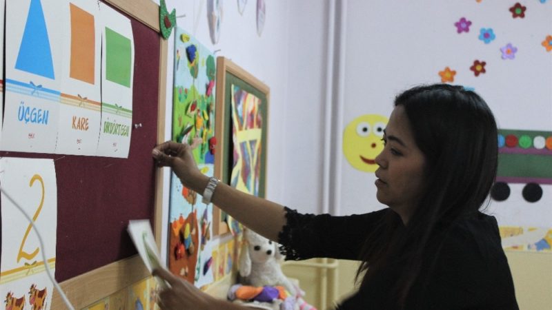 Filipinler’den gelin geldi, Bursa’da gönüllü İngilizce öğretiyor Filipinler’den Bursa’ya gelin gelen Alona David, 6 bin nüfuslu ilçede