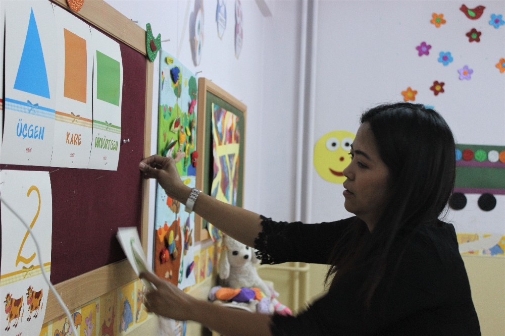 Filipinler’den gelin geldi, Bursa’da gönüllü İngilizce öğretiyor