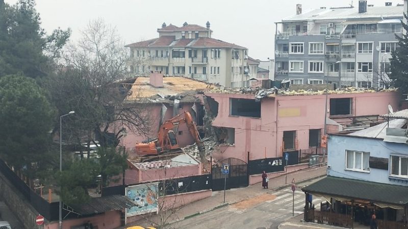 Bursa’da depreme dayanıksız olduğu tespit edilen yarım asırlık İhsan Dikmen
