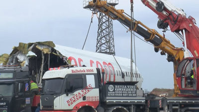 Pistten çıkan uçağın enkazı kaldırıldı