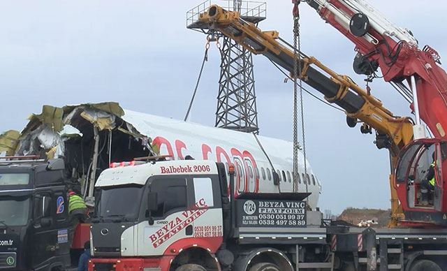 Pistten çıkan uçağın enkazı kaldırıldı