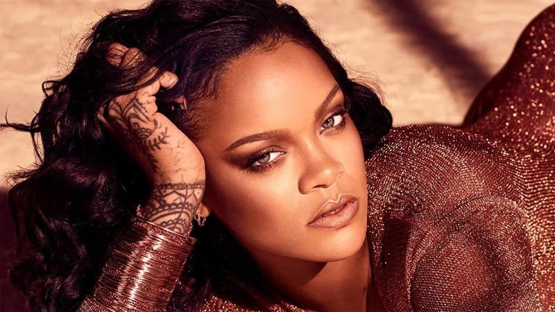 Rihanna SavageXFenty koleksiyonunun yeni serisi için kamera karşısına geçti. Zengin