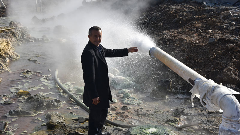 Yerden kaynak suyu fışkırıyor