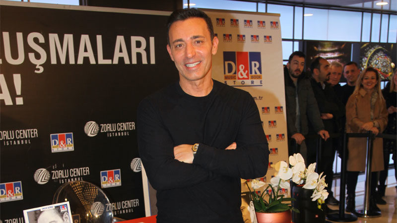 Mustafa Sandal, ilk imza gününde hayranlarıyla buluştu.