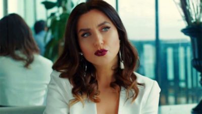 Şevval Sam’dan göğüs dekolteli poz!