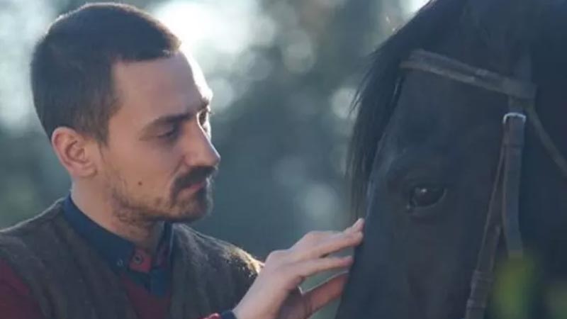 Sefirin Kızı’nın Kavruk Ömer’i Çocuklar Duymasın’ın güzel oyuncusuyla evliymiş! Sefirin Kızı’nın Kavruk Ömer’i Çocuklar Duymasın’ın güzel oyuncusuyla evliymiş!