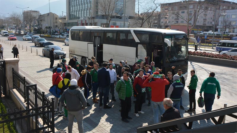 Kar yağışı ve buzda devrilmişti…Aynı otobüsle 1200 kilometre yol gittiler