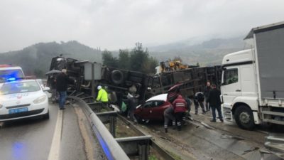 Yeni araçlar yola saçıldı… Bursa’da TIR devrildi…