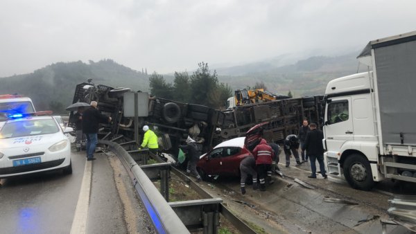 Yeni araçlar yola saçıldı… Bursa’da TIR devrildi…
