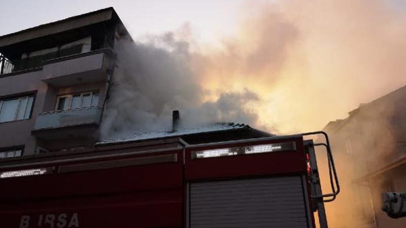 Bursa'nın İnegöl ilçesinde, 2 katlı binada çıkan yangın korkuttu. Mahalle
