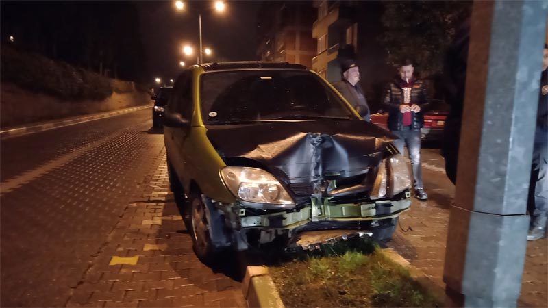 Bursa’da alkollü sürücü telefonuna bakınca… Bursa'nın Mustafakemalpaşa ilçesinde alkollü sürücünün kullandığı otomobil sokak lambasına çarparak