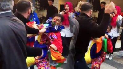 Palyaçoyu sokakta evire çevire dövdü! Sebebi olaydan daha ilginç