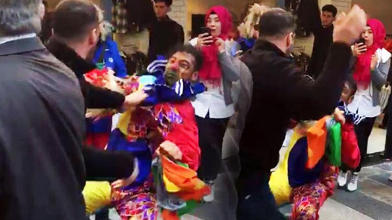 Palyaçoyu sokakta evire çevire dövdü! Sebebi olaydan daha ilginç