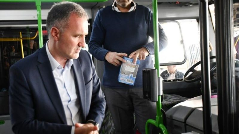 Halk otobüslerine el dezenfektanları yerleştirildi