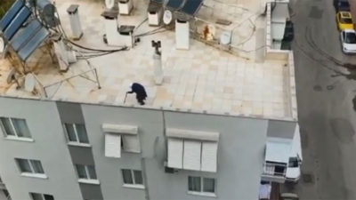 Yaşlı kadın dışarıya çıkamayınca çatıda gezdi