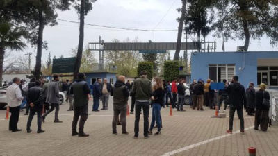 Cenaze töreninde akılalmaz görüntü!