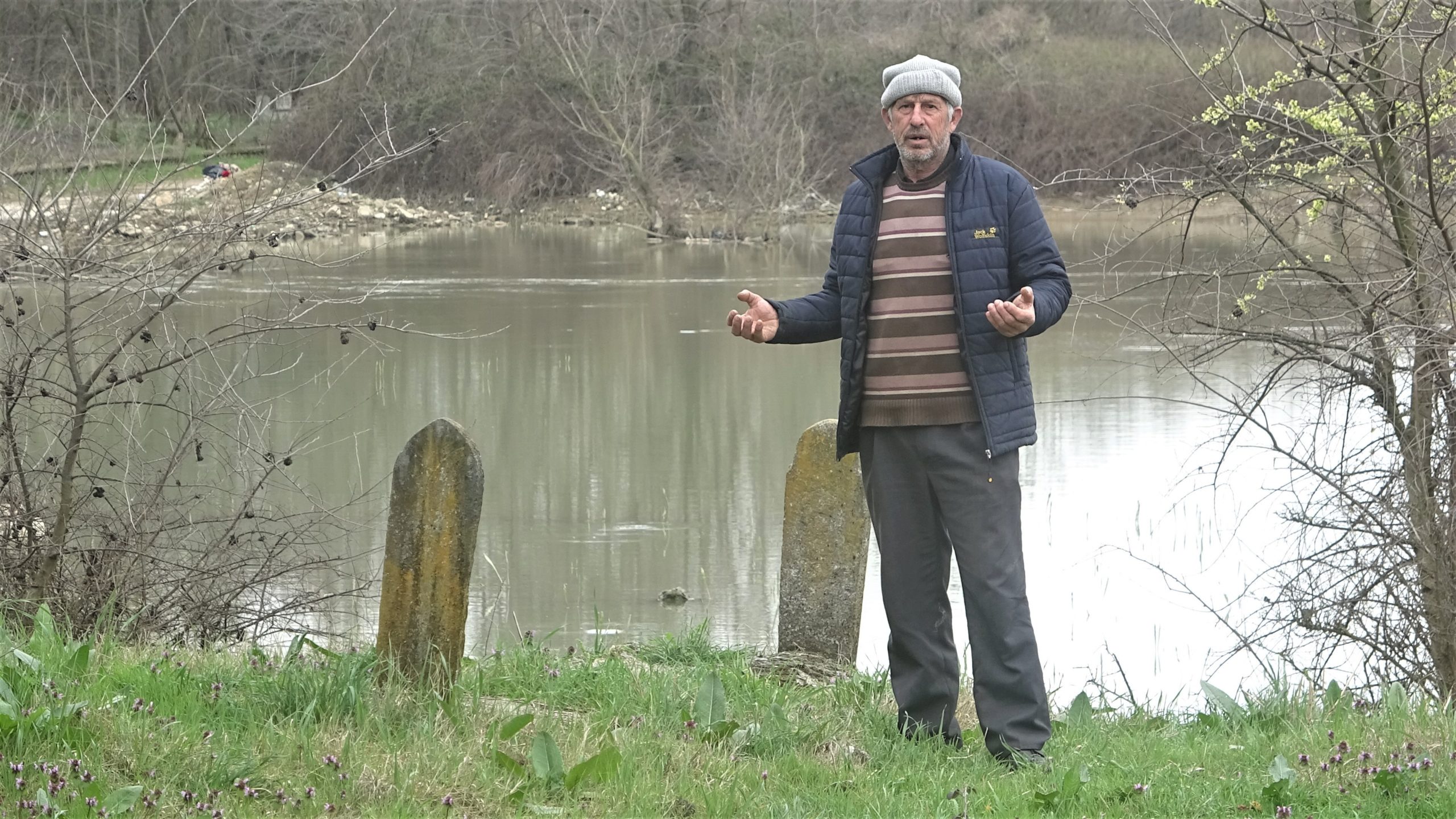 Bursa'da ölmüşlerine dua etmek için gölün içine giriyorlar - Olay ...