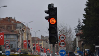 Trafik ışıklarından ‘evde kal’ mesajı