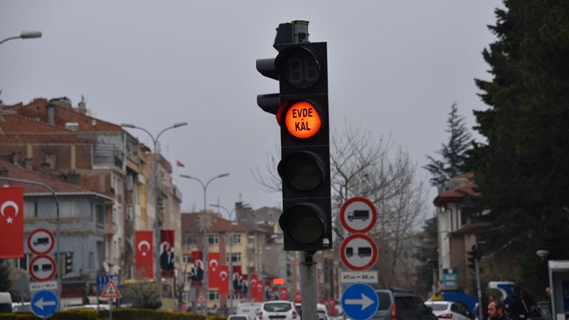 Trafik ışıklarından ‘evde kal’ mesajı