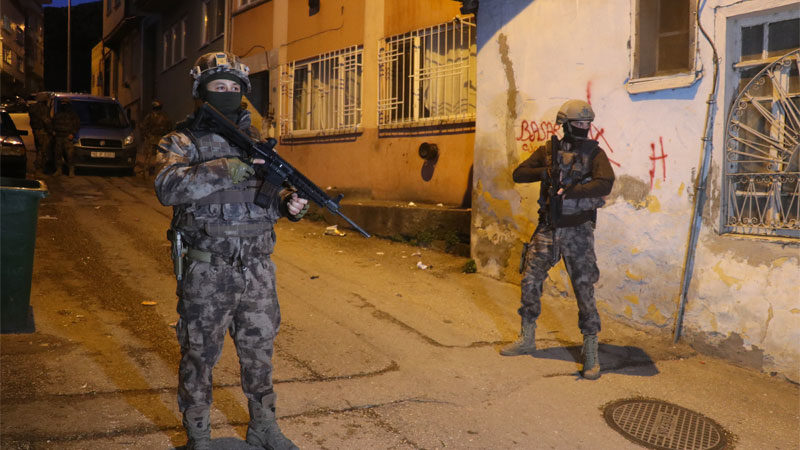 Bursa'da, şafak vakti düzenlenen ve 300 polisin katıldığı uyuşturucu operasyonunda
