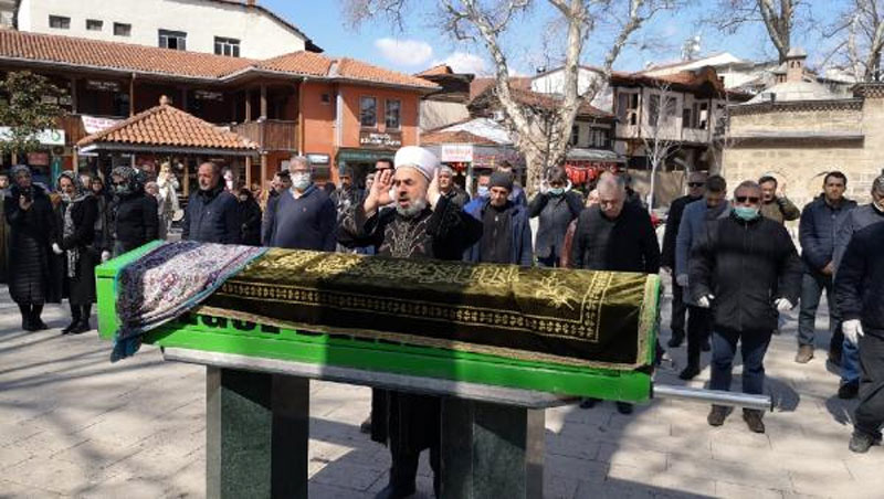 Görüntü Bursa’dan… Birer metre mesafeyle saf tuttular