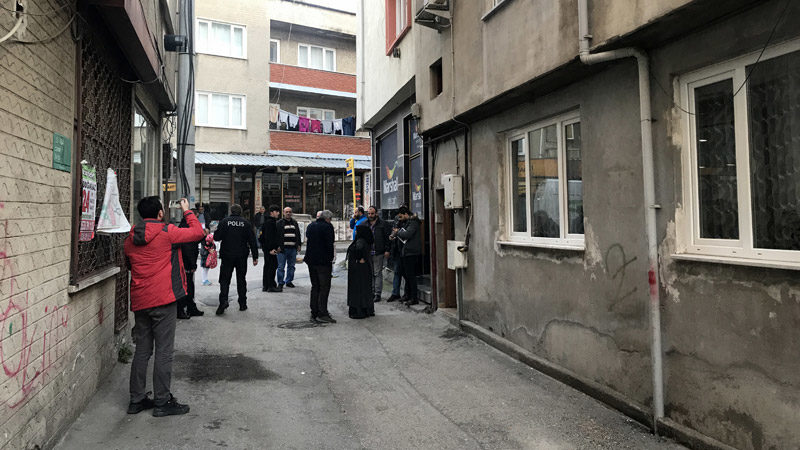 Bursa'nın Osmangazi ilçesinde, kocasının bıçakladığı 35 yaşındaki kadın yaşamını yitirdi.