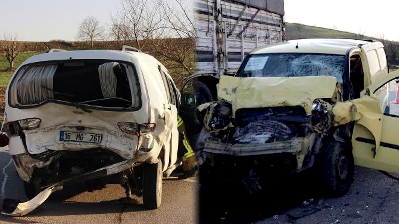 Bursa’da hafif ticari araç minibüse çarptı: 1’i ağır 2 yaralı