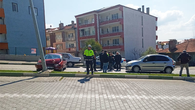 Bursa'nın Mustafakemalpaşa ilçesinde bir araç elektrik direğine çarptı.