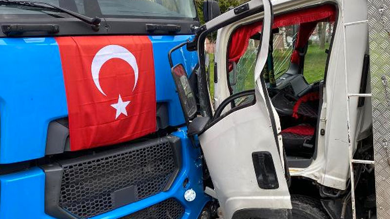 Bursa'da kamyonet ile çöp kamyonu çarpıştı 1 BURSA ORHANGAZİ