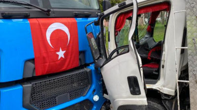 Bursa’da kamyonet ile çöp kamyonu çarpıştı