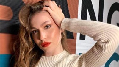 İç çamaşırıyla poz veren Duygu Özaslan’ı takipten çıkardı!