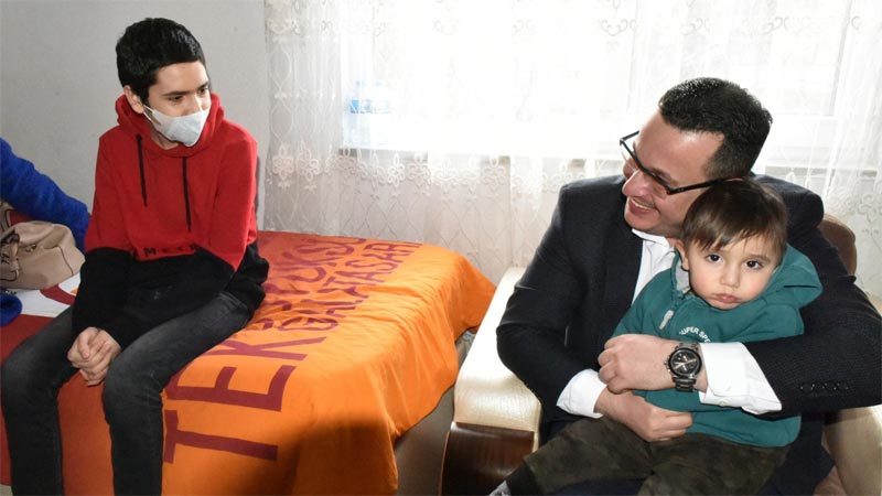 Başkandan lösemili çocuğa unutamayacağı özel sürpriz Daha birkaç gün önce Mustafakemalpaşa’da lösemiden dolayı küçük bir çocuğu