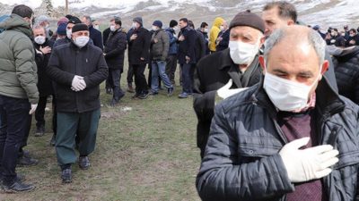 Dikkat çeken an! Cenazeye katılan herkes…