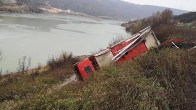 Yangına müdahaleye giden itfaiye aracı takla attı