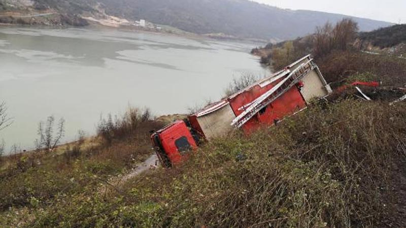 Yangına müdahaleye giden itfaiye aracı takla attı