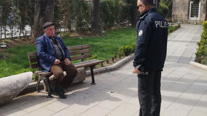 Polise ’64 yaşındayım’ dedi ama 69 yaşında çıktı Bursa’nın İnegöl ilçesinde bankta oturan kişi, polislere 64 yaşında olduğunu