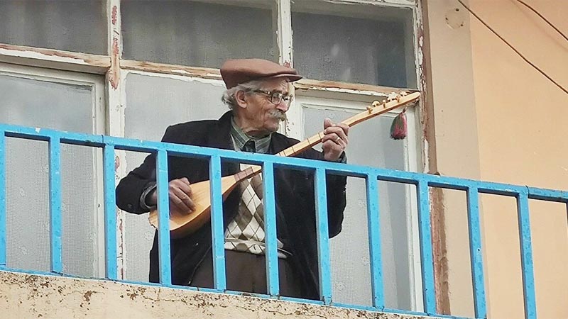 Asırlık çınardan ‘Evde kalın’ mesajı