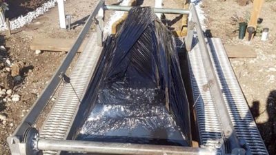 Koronavirüsten hayatını kaybeden 28 yaşındaki genç kadının cenazesinde dikkat çeken detay! Siyah naylonla kaplandı