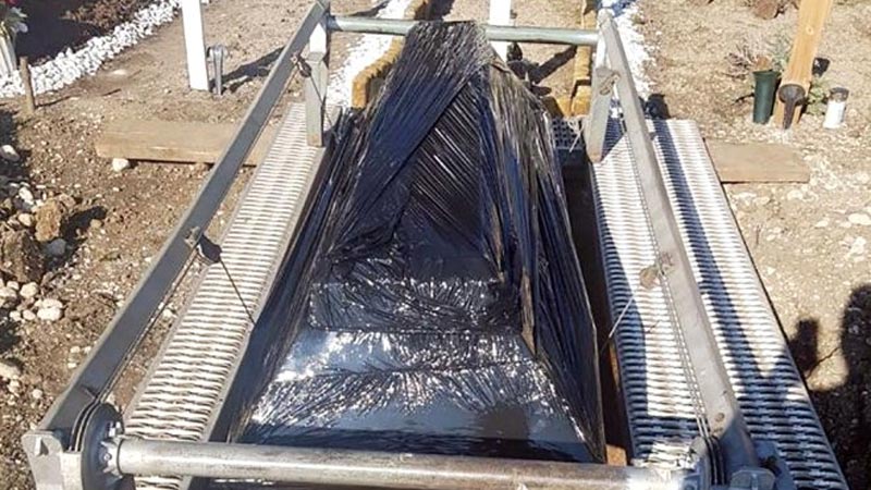 Koronavirüsten hayatını kaybeden 28 yaşındaki genç kadının cenazesinde dikkat çeken detay! Siyah naylonla kaplandı