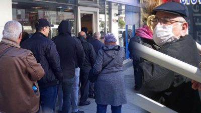 Bankalarda corona önlemi! Herkes tek tek içeri alındı