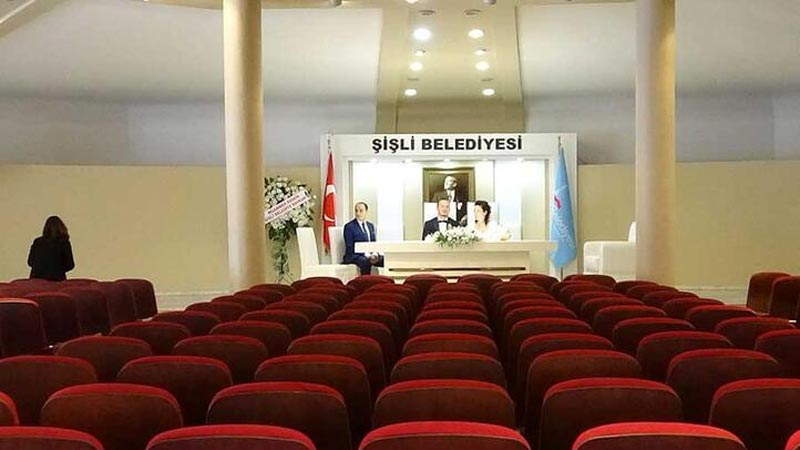 Virüs korkusuyla nikahı camın arkasından izlediler